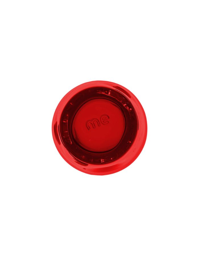 Vue du dessous du verre à eau artisanal Memento Dune couleur rouge rubis, en verre soufflé à la bouche avec forme ergonomique ondulée et reflets brillants.