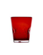 Vue de face du verre à eau artisanal Memento Dune couleur rouge rubis, en verre soufflé à la bouche avec forme ergonomique ondulée et reflets brillants.