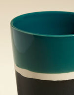 Détail du Verre en grès artisanal Sicilia par Maison Sarah Lavoine. Intérieur émaillé Bleu Sarah brillant et extérieur noir mat (Radis Noir). Fabriqué à la main en France par l'atelier Jars, hauteur 7,5 cm.