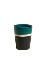 Verre en grès artisanal Sicilia par Maison Sarah Lavoine. Intérieur émaillé Bleu Sarah brillant et extérieur noir mat (Radis Noir). Fabriqué à la main en France par l'atelier Jars, hauteur 7,5 cm.