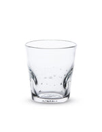 Verre à eau artisanal Memento Dune transparent, en verre soufflé à la bouche avec ondulations ergonomiques et clarté cristalline.