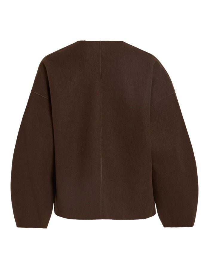 Dos de la Veste légère et ample pour femme de couleur marron foncé Coffee Bean, modèle Juice de la marque Vila. Présente un col en V, des manches longues à emmanchures tombantes et une fermeture discrète par boutons-pression.