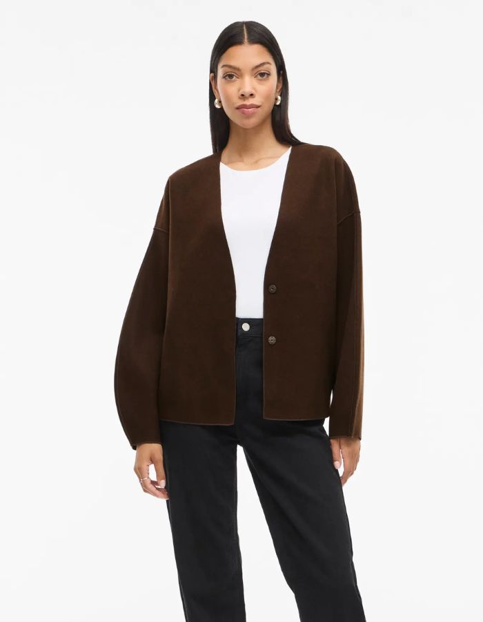 Vue de face de la Veste légère et ample pour femme de couleur marron foncé Coffee Bean, modèle Juice de la marque Vila. Présente un col en V, des manches longues à emmanchures tombantes et une fermeture discrète par boutons-pression.
