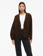Vue de face de la Veste légère et ample pour femme de couleur marron foncé Coffee Bean, modèle Juice de la marque Vila. Présente un col en V, des manches longues à emmanchures tombantes et une fermeture discrète par boutons-pression.