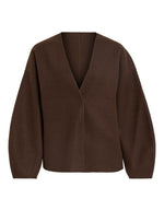 Veste légère et ample pour femme de couleur marron foncé Coffee Bean, modèle Juice de la marque Vila. Présente un col en V, des manches longues à emmanchures tombantes et une fermeture discrète par boutons-pression.