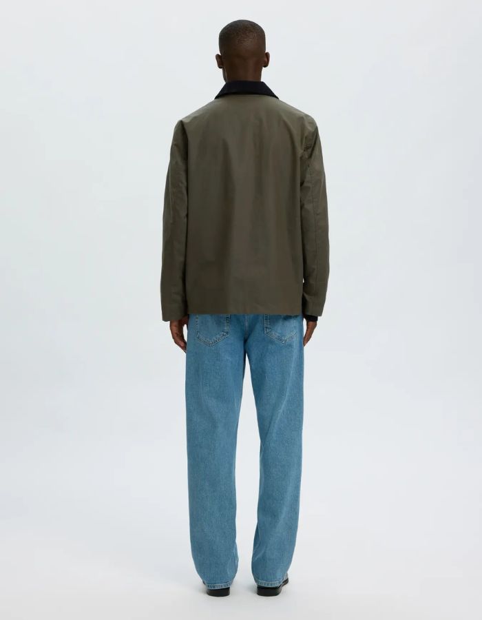 Dos de la Veste courte pour homme en coton huilé kaki déperlante avec col rabattu et fermeture à boutons-pression, modèle Veste Kaki Coton Huilé Walter de la marque Selected Homme avec tissu Halley Stevensons.