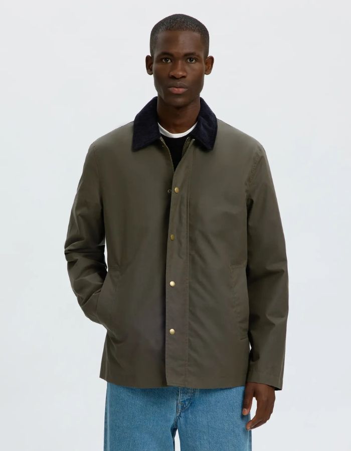 Vue de face de la Veste courte pour homme en coton huilé kaki déperlante avec col rabattu et fermeture à boutons-pression, modèle Veste Kaki Coton Huilé Walter de la marque Selected Homme avec tissu Halley Stevensons.