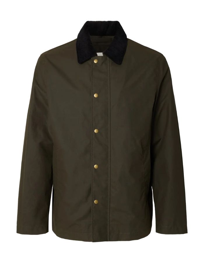 Veste courte pour homme en coton huilé kaki déperlante avec col rabattu et fermeture à boutons-pression, modèle Veste Kaki Coton Huilé Walter de la marque Selected Homme avec tissu Halley Stevensons.