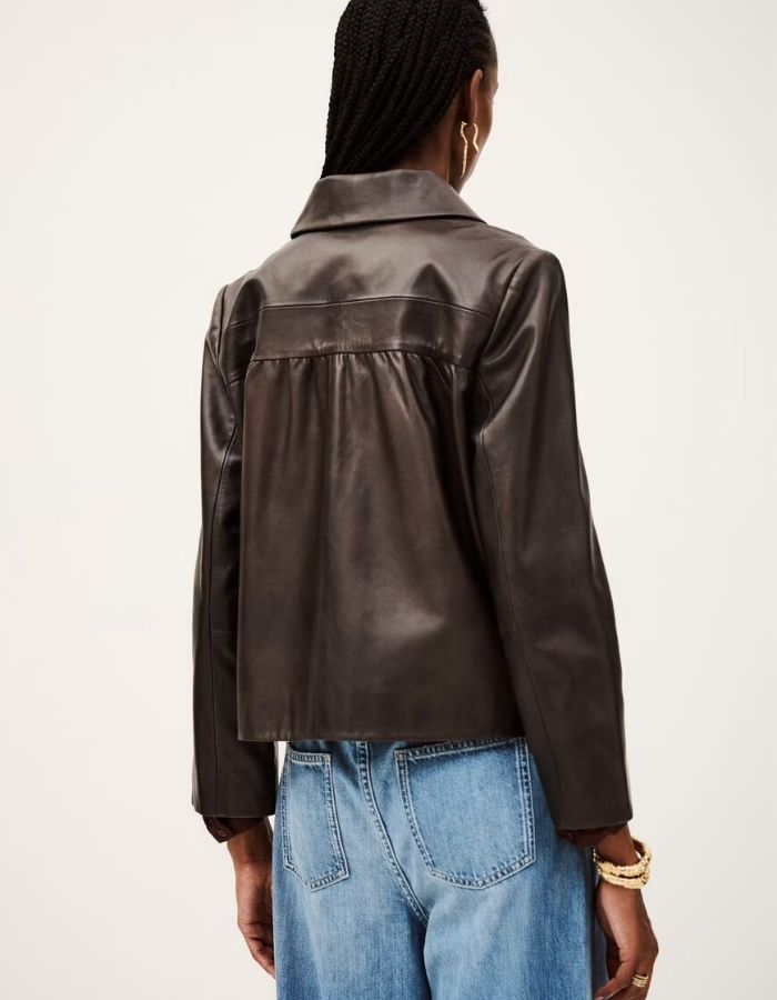 Dos de la Veste courte pour femme en cuir d'agneau marron avec col claudine, manches mi-longues et boutons-pression recouverts, modèle Milos de la marque ba&sh.