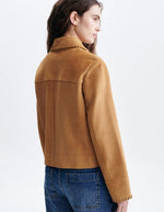Dos de la Veste courte pour femme en daim chèvre camel, modèle Hector de la marque VANESSA BRUNO. Présente un col claudine, une finition lacet en cuir noué à la main et des boutons en corne fantaisie.