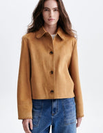 Vue de face de la Veste courte pour femme en daim chèvre camel, modèle Hector de la marque VANESSA BRUNO. Présente un col claudine, une finition lacet en cuir noué à la main et des boutons en corne fantaisie.