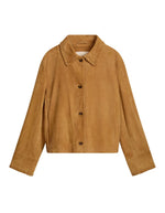 Veste courte pour femme en daim chèvre camel, modèle Hector de la marque VANESSA BRUNO. Présente un col claudine, une finition lacet en cuir noué à la main et des boutons en corne fantaisie.
