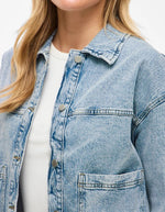 Veste denim light blue Jaf Vila pour femme, col chemise, boutons argentés, poches plaquées, coupe décontractée.