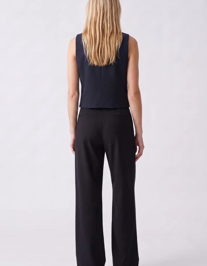 Dos de la Veste sans manches pour femme coupe tailleur bleu marine avec décolleté en V et poches latérales, modèle Veste Evelia couleur Navy de la marque ARTLOVE.