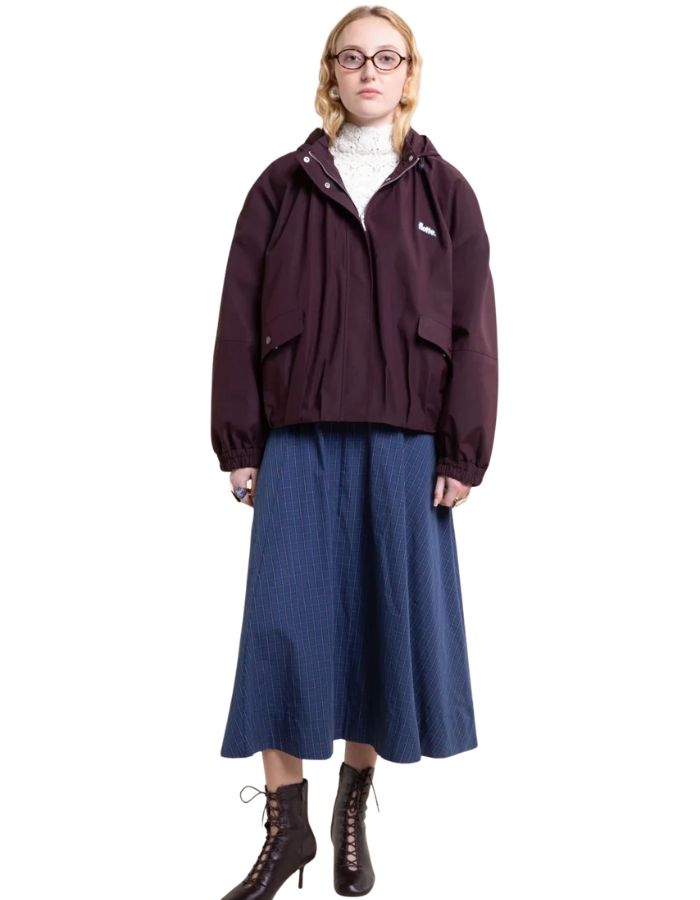 Veste imperméable oversize mixte violette cassis avec détails plissés, effet bouffant et capuche amovible, modèle Garance couleur Cassis de la marque Flotte.
