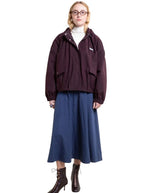 Veste imperméable oversize mixte violette cassis avec détails plissés, effet bouffant et capuche amovible, modèle Garance couleur Cassis de la marque Flotte.