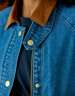 Col de la Veste courte en jean bleu medium stone pour femme avec col et poignets en velours côtelé, poches plaquées et fermeture zippée sous patte, modèle Velino de la marque La Petite Étoile