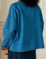 Dos de la Veste courte en jean bleu medium stone pour femme avec col et poignets en velours côtelé, poches plaquées et fermeture zippée sous patte, modèle Velino de la marque La Petite Étoile