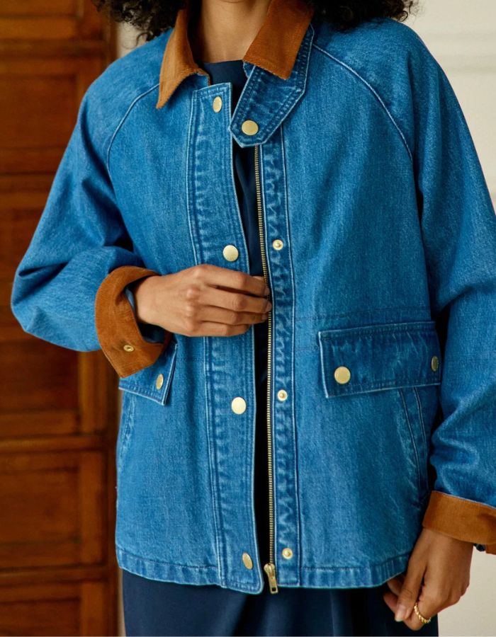 Vue de face de la Veste courte en jean bleu medium stone pour femme avec col et poignets en velours côtelé, poches plaquées et fermeture zippée sous patte, modèle Velino de la marque La Petite Étoile