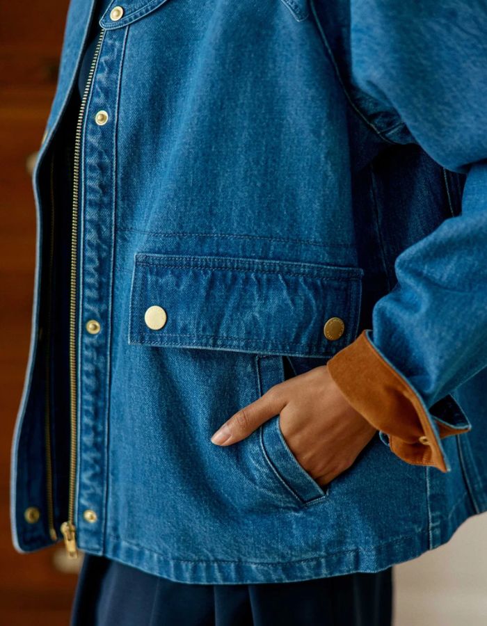 Poche de la Veste courte en jean bleu medium stone pour femme avec col et poignets en velours côtelé, poches plaquées et fermeture zippée sous patte, modèle Velino de la marque La Petite Étoile