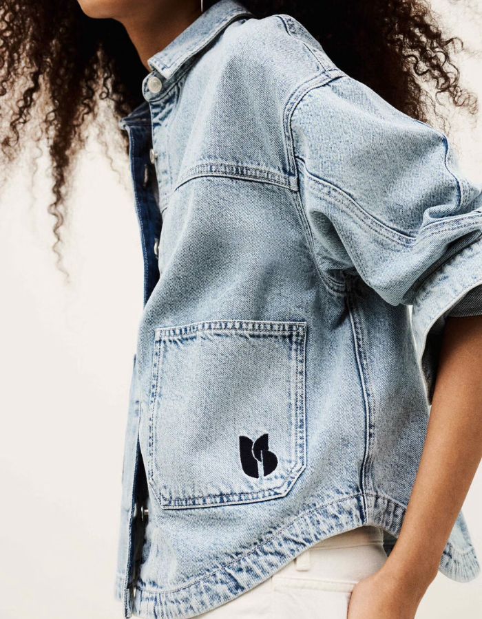 Veste Juno Bluejeans Ba&sh oversize en coton biologique avec poches plaquées et logo brodé.