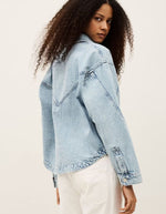 Veste Juno Bluejeans Ba&sh en coton biologique, coupe oversize, avec découpes surpiquées et boutons métalliques.