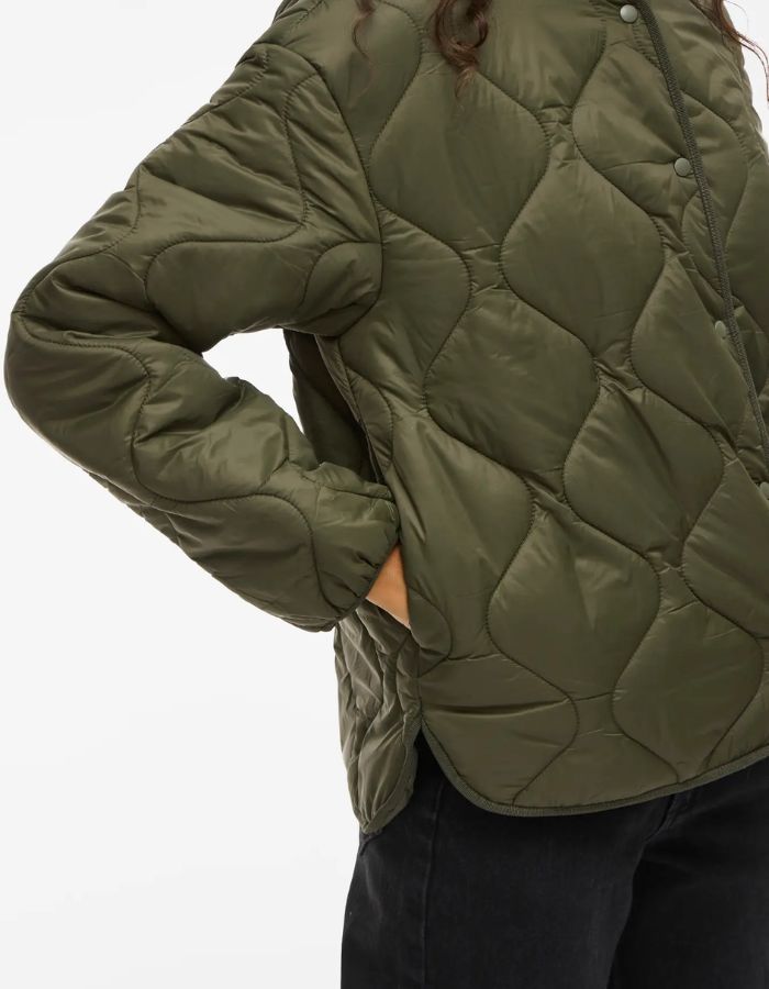 trinity-veste-kaki-courte-matelassee-dune-vila-5