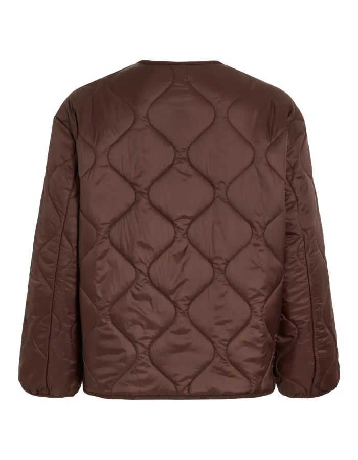 Dos de la Veste matelassée légère et courte pour femme de couleur marron chocolat, modèle Dune de la marque Vila. Présente un col en V, des manches longues, des poches plaquées à l'avant et une fermeture par boutons-pression.