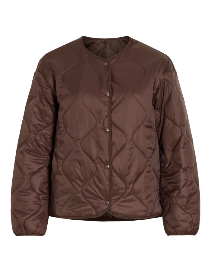 Veste matelassée légère et courte pour femme de couleur marron chocolat, modèle Dune de la marque Vila. Présente un col en V, des manches longues, des poches plaquées à l'avant et une fermeture par boutons-pression.