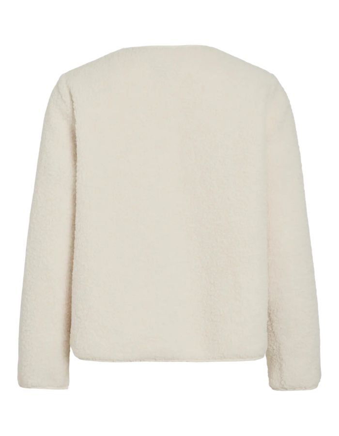 Dos de la Veste courte pour femme effet moumoute fausse fourrure de couleur beige écru, modèle Ada Teddy Jacket de la marque VILA. Présente un col chemise rabattu, des manches longues et une fermeture boutonnée sur le devant.