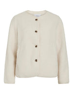 Veste courte pour femme effet moumoute fausse fourrure de couleur beige écru, modèle Ada Teddy Jacket de la marque VILA. Présente un col chemise rabattu, des manches longues et une fermeture boutonnée sur le devant.