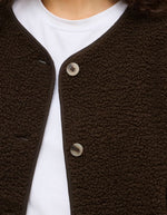 Col de la Veste courte pour femme effet moumoute fausse fourrure marron café Coffee Bean, modèle Ada Teddy Jacket de la marque VILA. Présente un col chemise rabattu, des manches longues et une fermeture boutonnée sur le devant.