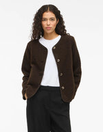 Silhouette avec la Veste courte pour femme effet moumoute fausse fourrure marron café Coffee Bean, modèle Ada Teddy Jacket de la marque VILA. Présente un col chemise rabattu, des manches longues et une fermeture boutonnée sur le devant.