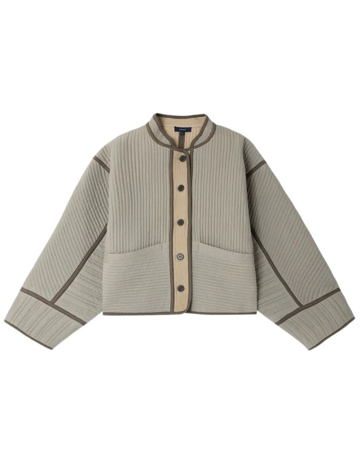 Veste Patchouli Vert d'Eau matelassée en gabardine de coton, coupe courte ample, col montant, boutons et poches passepoilées.