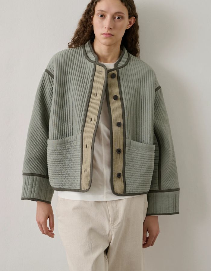 Veste Patchouli Vert d'Eau matelassée en gabardine de coton, col montant, poches passepoilées, boutonnée.