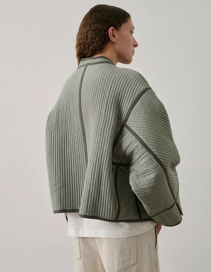 Veste Patchouli Vert d'Eau matelassée en gabardine de coton, coupe ample et courte, col montant.