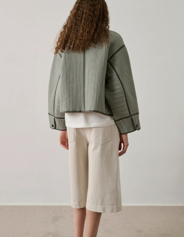 Veste courte matelassée Patchouli Vert d'Eau en gabardine de coton, coupe ample et arrondie.