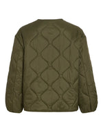 Vue de dos de la Veste matelassée légère et courte pour femme de couleur verte, modèle Dune de la marque Vila. Présente un col en V, des manches longues, des poches plaquées à l'avant et une fermeture par boutons-pression.