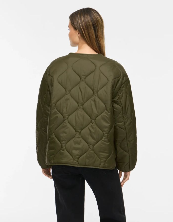 Dos de la Veste matelassée légère et courte pour femme de couleur verte, modèle Dune de la marque Vila. Présente un col en V, des manches longues, des poches plaquées à l'avant et une fermeture par boutons-pression.