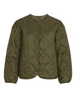 Veste matelassée légère et courte pour femme de couleur verte, modèle Dune de la marque Vila. Présente un col en V, des manches longues, des poches plaquées à l'avant et une fermeture par boutons-pression.