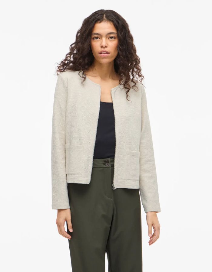Veste Beige Zippée Garden Vila, blazer court en maille côtelée avec col rond et poches avant.