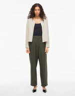 Veste Beige Zippée Garden Vila en maille côtelée, coupe courte, col rond, portée par une femme.