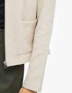 Veste Beige Zippée Garden Vila en maille jersey côtelée, coupe courte, col rond, poches avant.