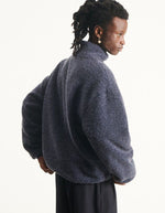 Vue de dos de la Veste zippée à manches longues pour homme de couleur bleu nuit foncé Astre Chiné, modèle Hoktown de la marque American Vintage. Confectionnée dans une matière épaisse effet mouton retourné shearling, elle présente un col montant bas, une fermeture éclair, deux poches zippées et un écusson logo AMV sur la poitrine.