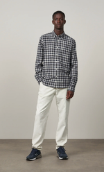 Homme portant une chemise Pitt à carreaux carbone en flanelle de coton, coupe regular, avec poche poitrine.