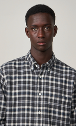 Homme portant une chemise Pitt à carreaux carbone Hartford en flanelle de coton, coupe regular.