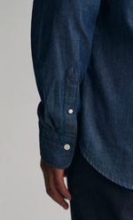 Chemise slim fit indigo Gant en chambray de coton, avec poignet boutonné.
