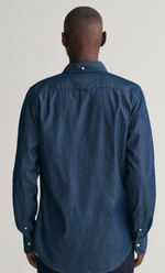 Chemise slim fit indigo Gant en chambray de coton, vue de dos.