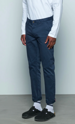 Chino Marseille Dark Navy Hero Seven slim fit, avec ourlet retroussé et détail tricolore.