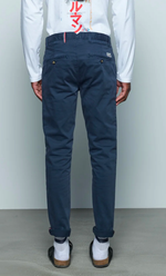 Chino slim Marseille Dark Navy Hero Seven, vue arrière, avec poches boutonnées et revers.